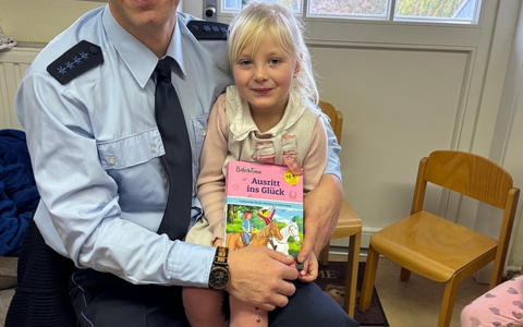 BPOL-H: Bundespolizeiinspektion Hannover engagiert sich beim Bundesweiten Vorlesetags in Grundschulen, Kindergärten und dem Kinderkrankenhaus - Foto: presseportal.de