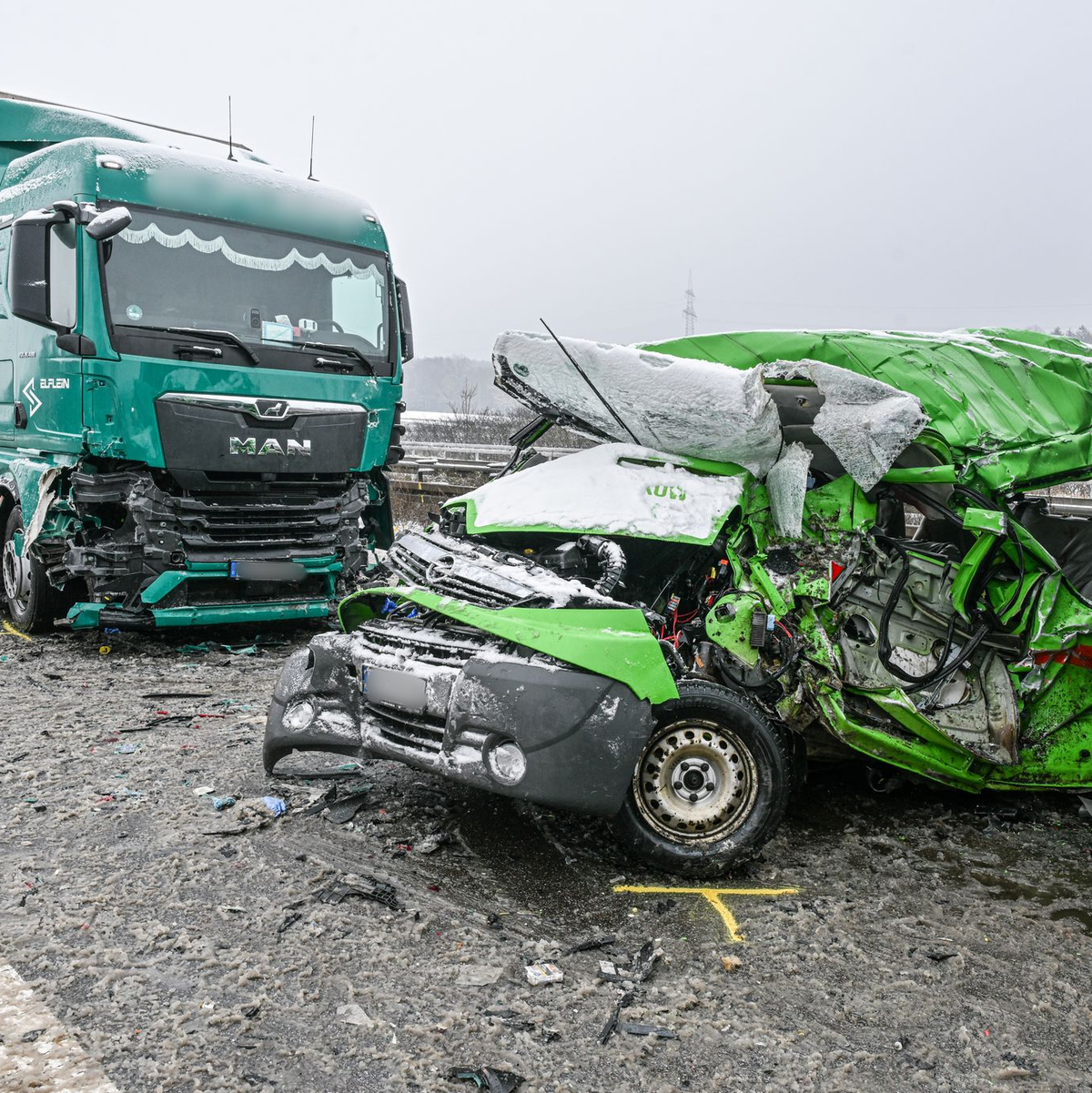 Auf glatten Straßen gab es zahlreiche Unfälle. - Foto: Jason Tschepljakow/dpa