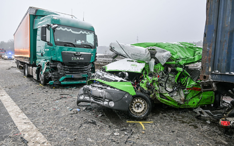 Auf glatten Straßen gab es zahlreiche Unfälle. - Foto: Jason Tschepljakow/dpa