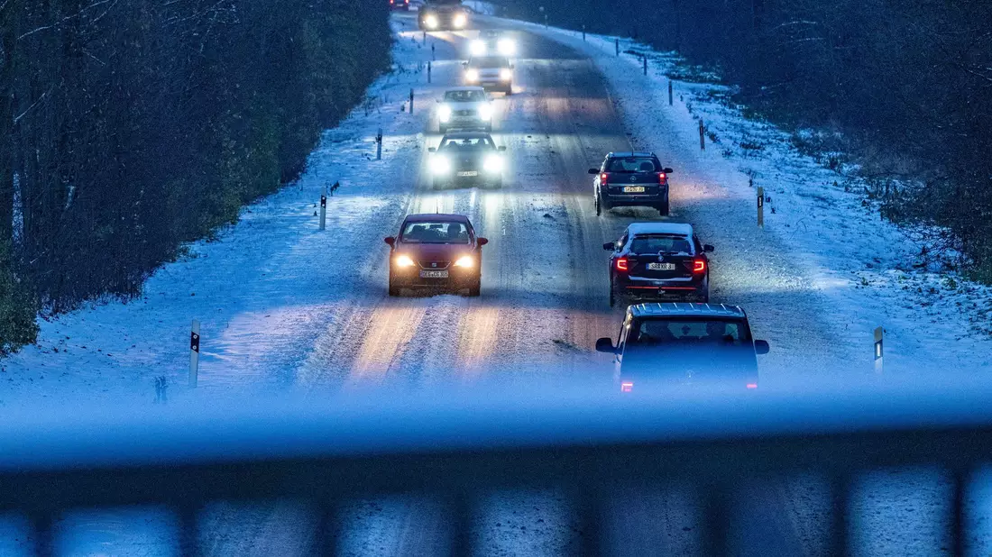 Besonders im Süden und im Osten müssen sich Autofahrer am Dienstag auf glatte Straßen einstellen.  - Bild: Armin Weigel/dpa