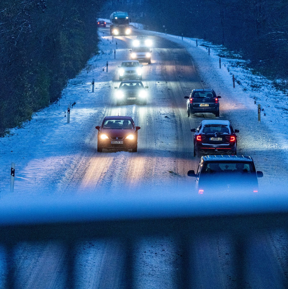 Auf glatten Straßen gerieten zahlreiche Fahrer und Fahrerinnen ins Schleudern. - Foto: Armin Weigel/dpa