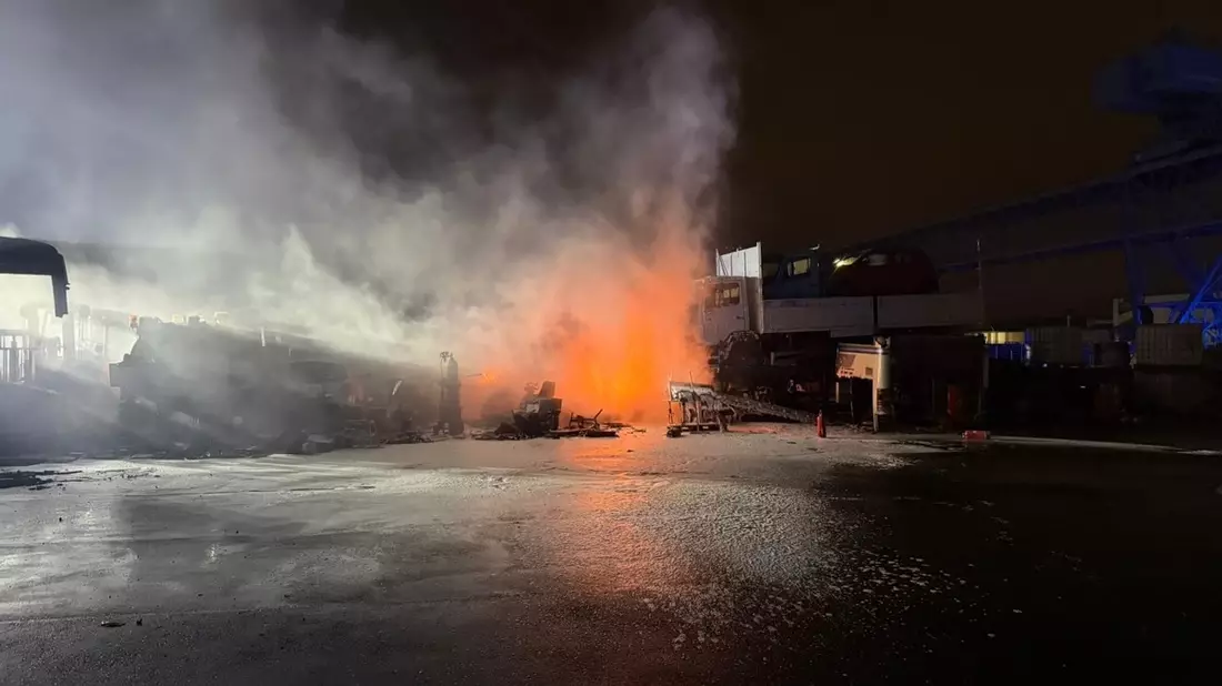FW-E: Feuer auf Firmengelände - Brennende LKW-Reifen im Industriehafen - Bild: presseportal.de