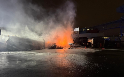 FW-E: Feuer auf Firmengelände - Brennende LKW-Reifen im Industriehafen - Foto: presseportal.de