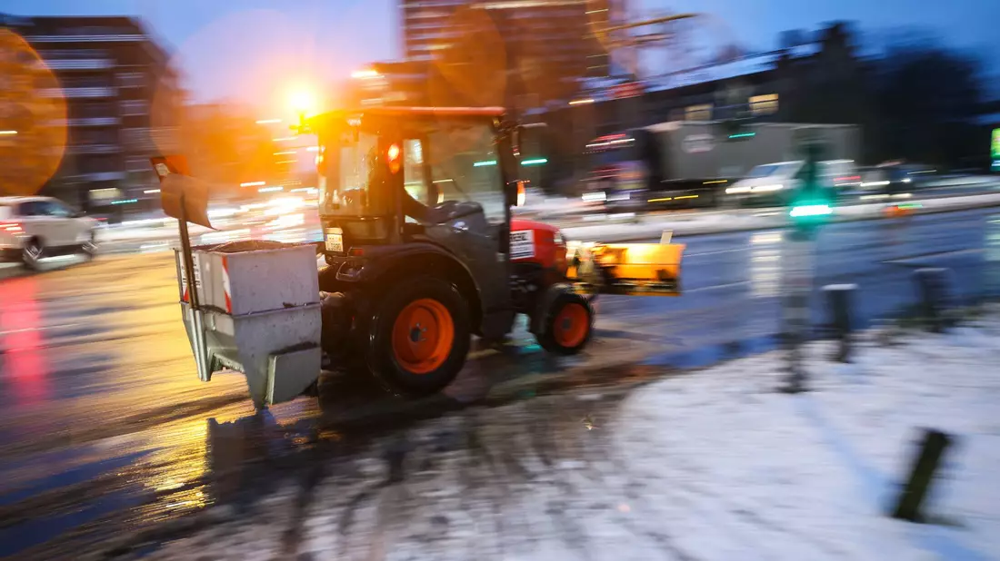Einsatz für den Winterdienst auf Hamburgs Straßen. - Bild: Christian Charisius/dpa
