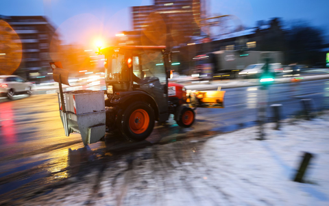 Einsatz für den Winterdienst auf Hamburgs Straßen. - Foto: Christian Charisius/dpa