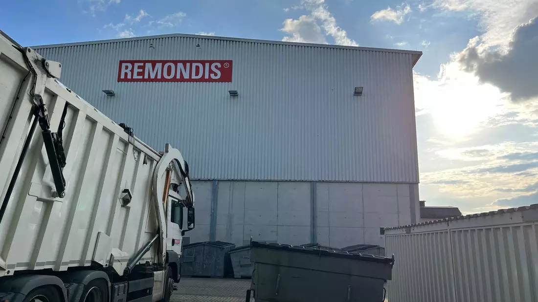 Müllfahrzeug und Container vor einer Remondis-Halle - das Abfallunternehmen ist in vielen Regionen Deutschlands sehr präsent. - Bild: Wolf von Dewitz/dpa