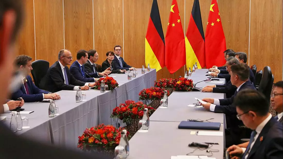 Friedrich Merz und Li Qiang am 23.11.2025 - Bild: über dts Nachrichtenagentur