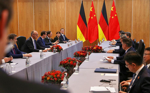 Friedrich Merz und Li Qiang am 23.11.2025 - Foto: über dts Nachrichtenagentur