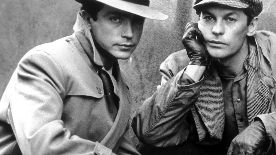 Udo Kier (l) mit Schauspieler Helmut Berger (r) während der Dreharbeiten zu dem Tessari-Film «Das fünfte Gebot». (Archivbild) - Bild: Horst Ossinger/dpa