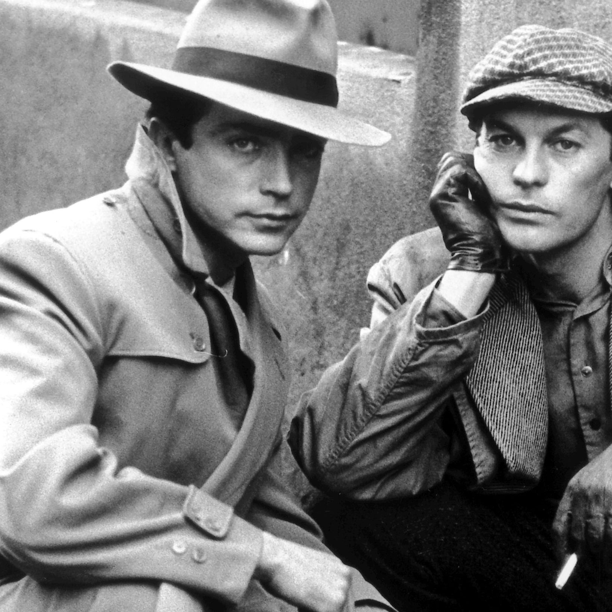 Udo Kier (l) mit Schauspieler Helmut Berger (r) während der Dreharbeiten zu dem Tessari-Film «Das fünfte Gebot». (Archivbild) - Foto: Horst Ossinger/dpa