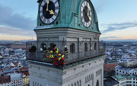 Kräfte der Berufsfeuerwehr München sind am Turm der Kirche St. Peter im Einsatz.  - Foto: -/Berufsfeuerwehr München/dpa