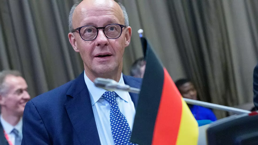 Kanzler Friedrich Merz (CDU) äußert sich in der angolanischen Hauptstadt Luanda auch zu den Verhandlungen über einen Friedensplan für die Ukraine. - Bild: Michael Kappeler/dpa-Pool/dpa