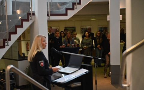 POL-GOE: Polizeidirektion Göttingen zeigt Wanderausstellung Was ich anhatte zum Thema sexualisierte Gewalt vom 24. bis zum 28. November in der Stadthalle Northeim - Foto: presseportal.de