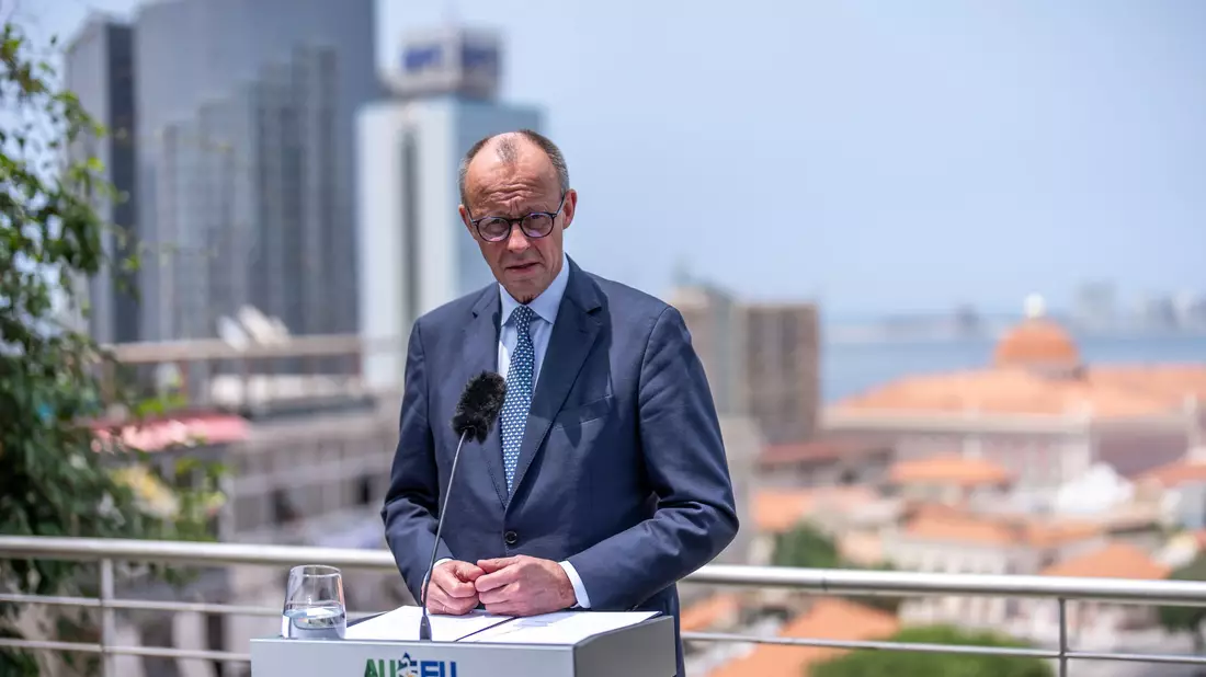 Bundeskanzler Friedrich Merz bremst Hoffnungen auf einen allzu schnellen Durchbruch bei den Ukraine-Verhandlungen. - Bild: Michael Kappeler/dpa