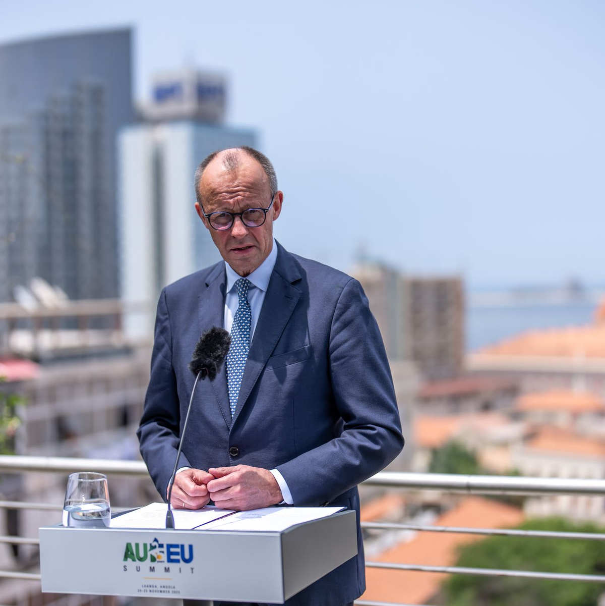 Bundeskanzler Friedrich Merz bremst Hoffnungen auf einen allzu schnellen Durchbruch bei den Ukraine-Verhandlungen. - Foto: Michael Kappeler/dpa
