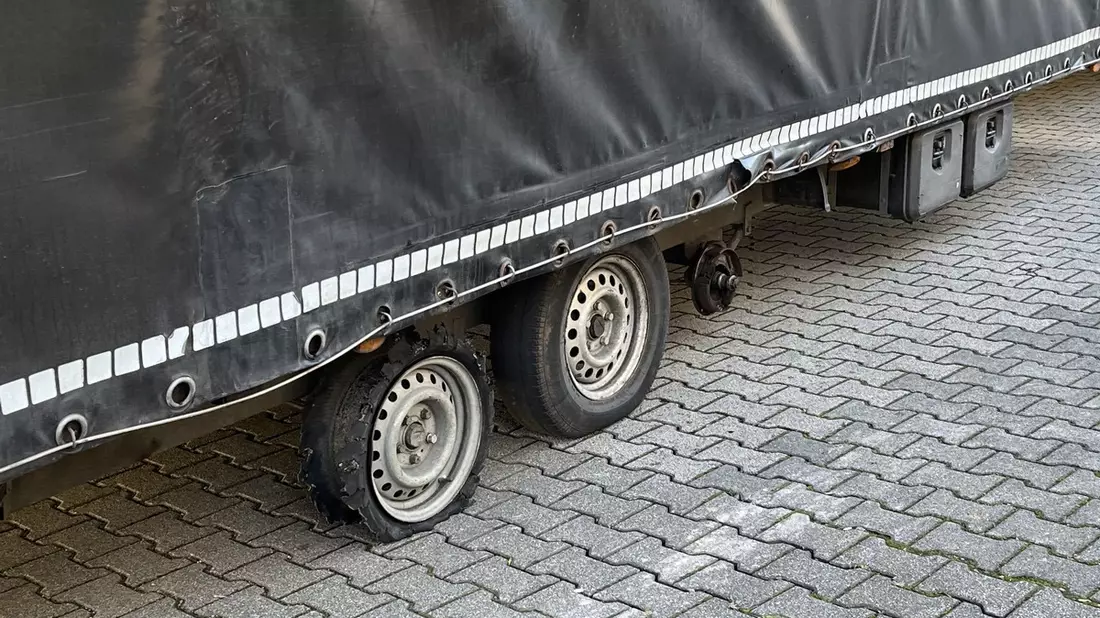 POL-OF: Abgefahrene Reifen - Reifenreste - gar keine Reifen: Desolater Anhänger an die Kralle gelegt; empfindliche Strafen für Fahrer und Halter - Bild: presseportal.de