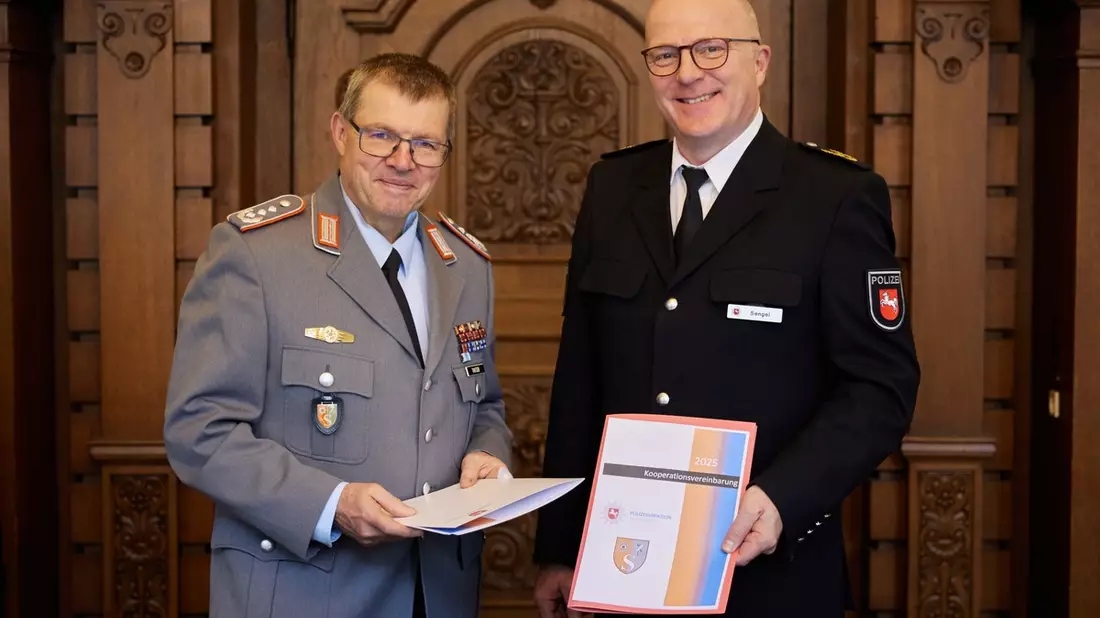 POL-H: Polizeidirektion Hannover und Schule für Feldjäger und Stabsdienst der Bundeswehr in Hannover profitieren in Aus- und Weiterbildung voneinander - Kooperationsvereinbarung geschlossen - Bild: presseportal.de