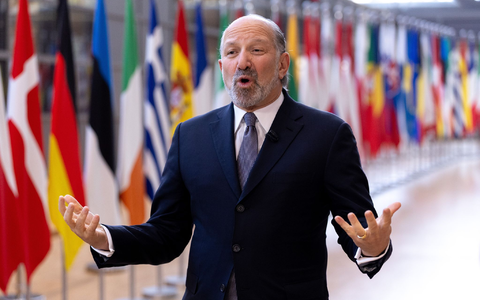 US-Handelsminister Howard Lutnick spricht mit Medien in Brüssel. - Foto: Omar Havana/AP/dpa