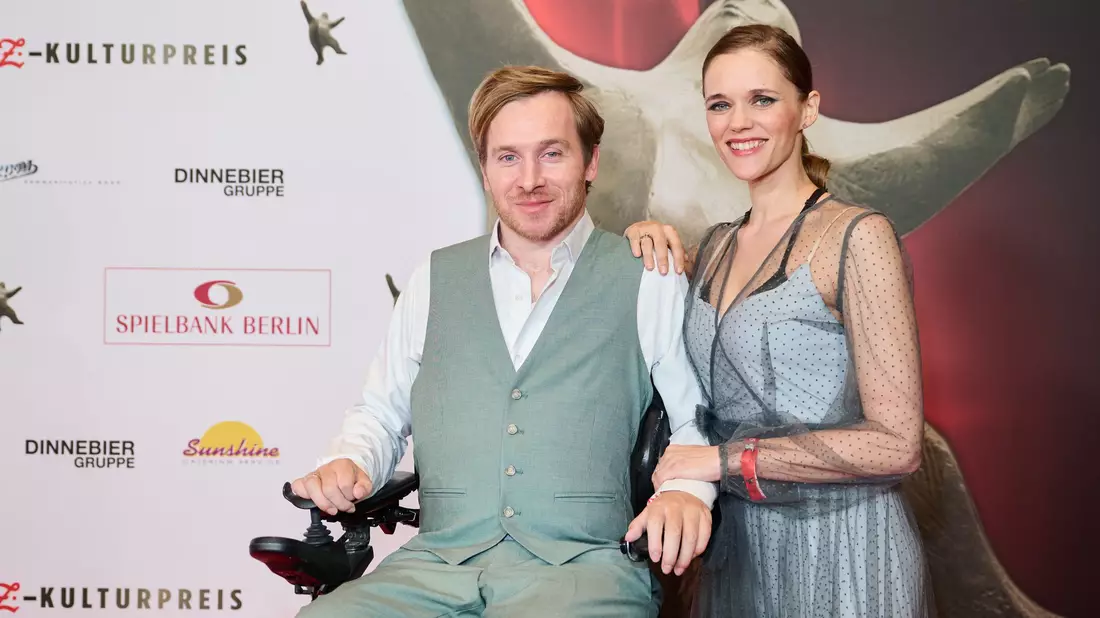 Mit ihrem Sohn Romeo Casper sind Samuel und Sarah Koch jetzt zu dritt. (Archivbild) - Bild: Annette Riedl/dpa