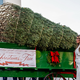 Der Weihnachtsbaum kommt im Weißen Haus an. - Foto: Julia Demaree Nikhinson/AP/dpa