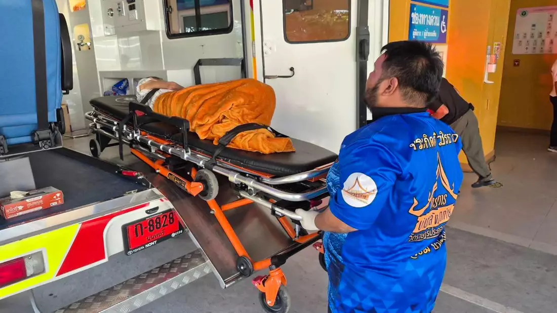 Die Frau wurde ins Krankenhaus gebracht - offenbar litt sie unter einem niedrigen Blutzuckerspiegel. - Bild: Uncredited/Wat Rat Prakhong Tham/AP/dpa