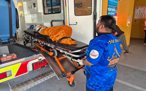 Die Frau wurde ins Krankenhaus gebracht - offenbar litt sie unter einem niedrigen Blutzuckerspiegel. - Foto: Uncredited/Wat Rat Prakhong Tham/AP/dpa