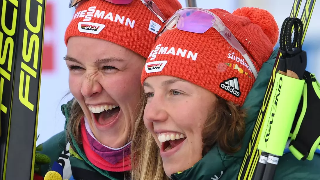 Denise Herrmann-Wick (l) und Laura Dahlmeier: Früher zusammen im Team, dann zusammen als ZDF-Expertinnen. (Archivfoto) - Bild: Sven Hoppe/dpa