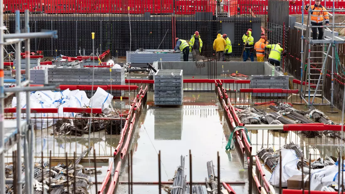 Großaufträge bringen das Baugewerbe voran.  - Bild: Ulrich Perrey/dpa