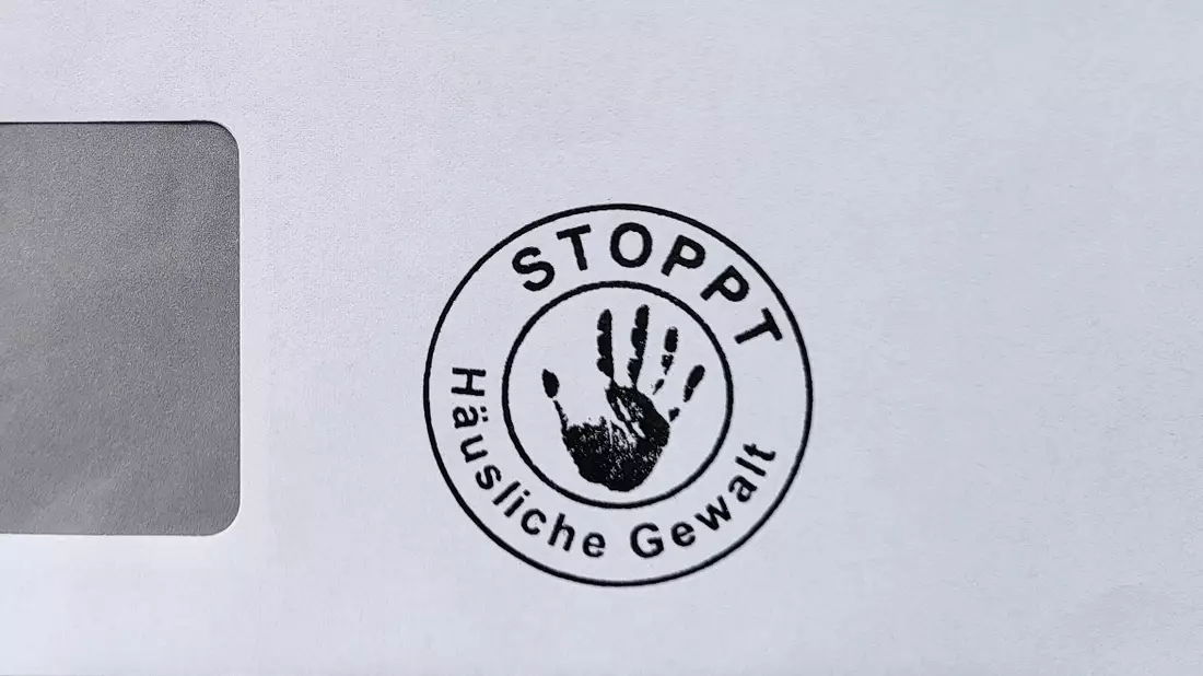 POL-WL: Beginn der 16-Tage-Kampagne gegen Gewalt an Frauen - Polizei zeigt Flagge - Bild: presseportal.de