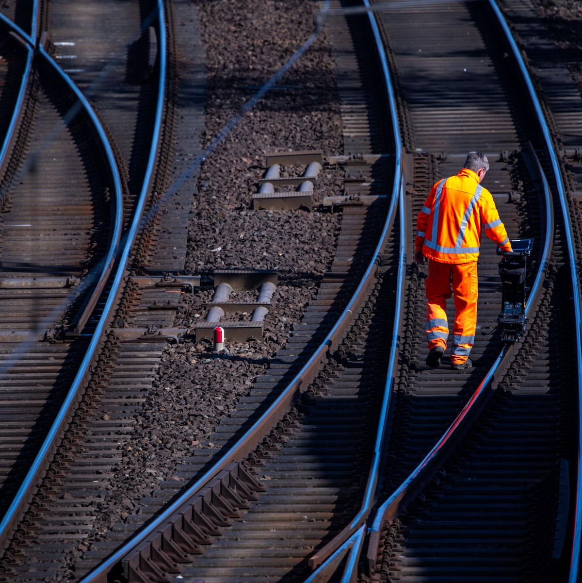 Die Bundesregierung will Milliarden in Straßen, Schienen und Verteidigung investieren. (Symbolbild) - Foto: Jens Büttner/dpa