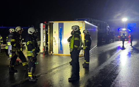 FW-EN: Anhänger kippt um - Foto: presseportal.de