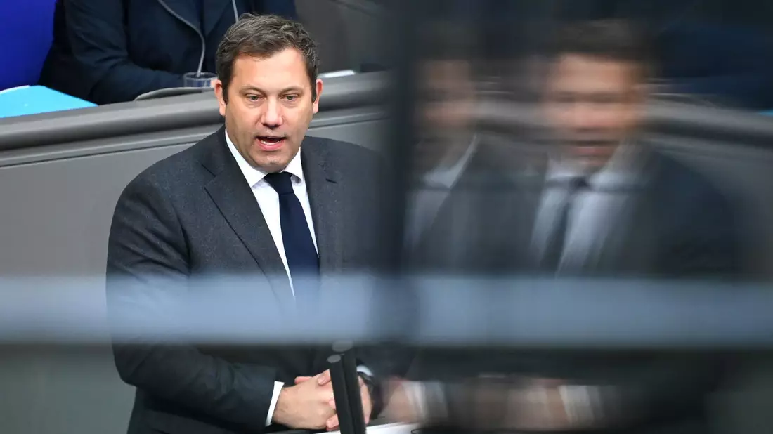 Klingbeil verteidigte seinen Etat.  - Bild: Elisa Schu/dpa