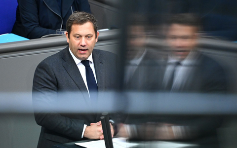 Klingbeil verteidigte seinen Etat.  - Foto: Elisa Schu/dpa