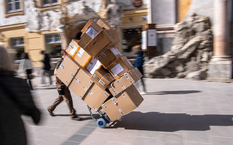 Ganz schön viel zu tun: ein Paketbote bei der Arbeit. - Foto: Peter Kneffel/dpa