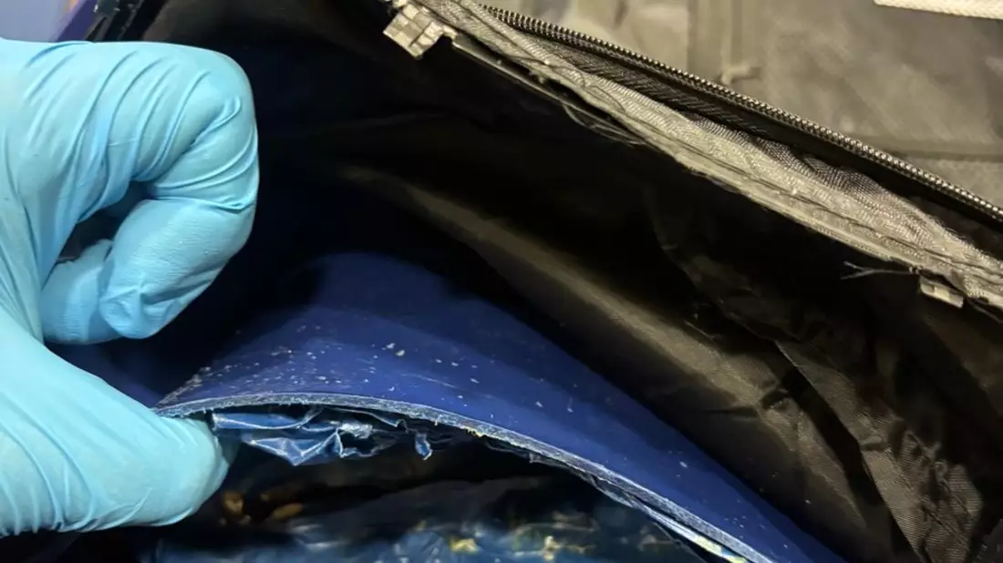 HZA-IZ: Zoll am Hamburger Flughafen stellt Schmuggler mit 5 Kilogramm Heroin im Gepäck / 56-jähriger Mann in Untersuchungshaft - Bild: presseportal.de
