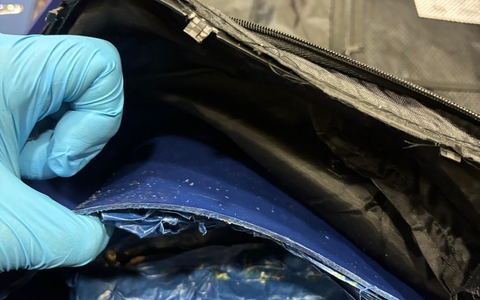 HZA-IZ: Zoll am Hamburger Flughafen stellt Schmuggler mit 5 Kilogramm Heroin im Gepäck / 56-jähriger Mann in Untersuchungshaft - Foto: presseportal.de