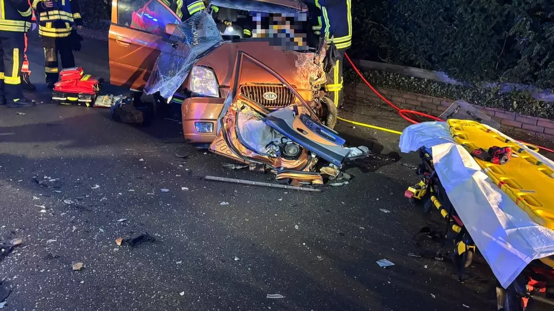POL-STD: Auto gerät in Kutenholz in den Gegenverkehr - ein Autofahrer schwer verletzt - Bild: presseportal.de
