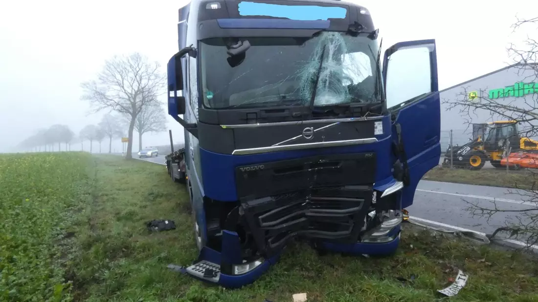 POL-DH: --- Varrel (bei Sulingen) - Lkw gegen Baum, Fahrer verstorben --- - Bild: presseportal.de