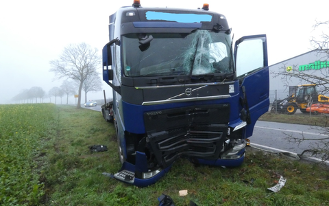 POL-DH: --- Varrel (bei Sulingen) - Lkw gegen Baum, Fahrer verstorben --- - Foto: presseportal.de