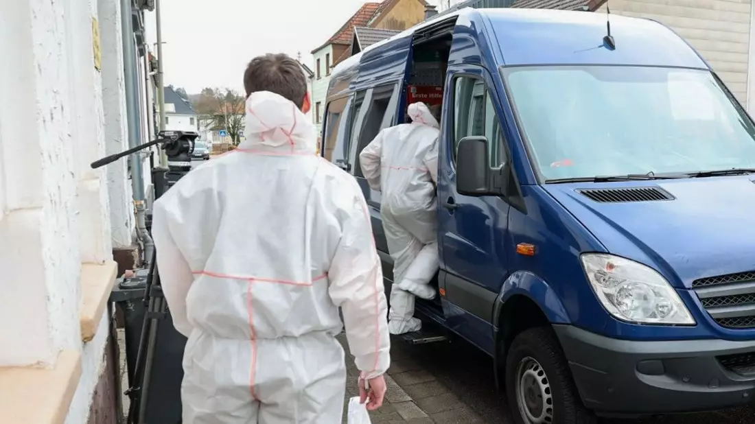 Die Spurensicherung der Polizei ist im Einsatz. - Bild: Brandon Lee Posse/dpa