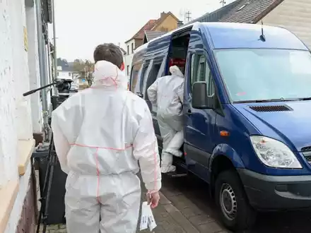 Die Spurensicherung der Polizei ist im Einsatz. - Foto: Brandon Lee Posse/dpa