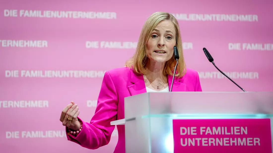 Marie-Christine Ostermann hat den Umgang des Wirtschaftsverbands Die Familienunternehmer mit der AfD korrigiert. (Archivbild) - Bild: Kay Nietfeld/dpa