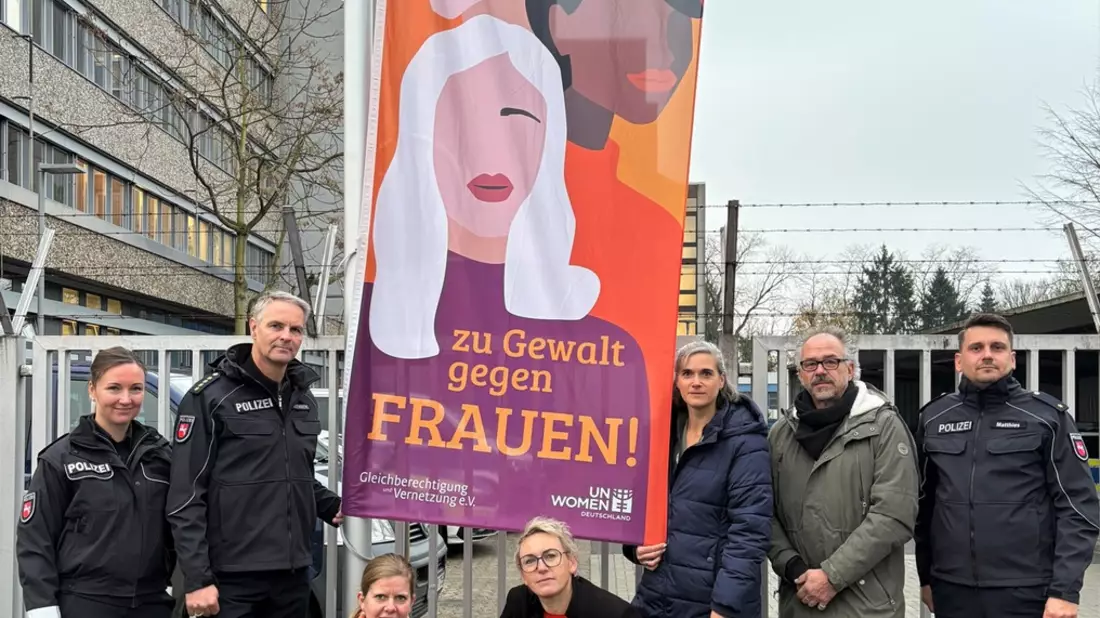 POL-CE: Polizeiinspektion Celle setzt Zeichen gegen Gewalt an Frauen - Orangefarbene Fahne gehisst - Bild: presseportal.de
