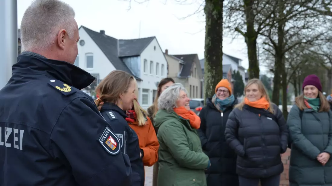 POL-IZ: 251125.4 Itzehoe: Gemeinsames Zeichen gegen Gewalt an Frauen zum Orange Day - Bild: presseportal.de