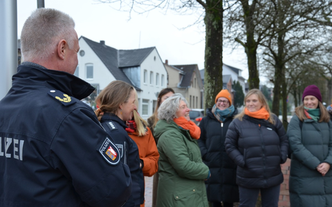 POL-IZ: 251125.4 Itzehoe: Gemeinsames Zeichen gegen Gewalt an Frauen zum Orange Day - Foto: presseportal.de