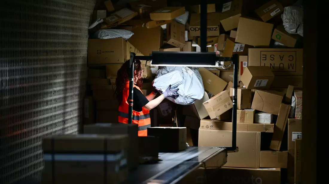 In der Vorweihnachtszeit sind die Paketmassen besonders groß.  - Bild: Sebastian Christoph Gollnow/dpa