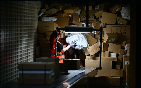In der Vorweihnachtszeit sind die Paketmassen besonders groß.  - Foto: Sebastian Christoph Gollnow/dpa