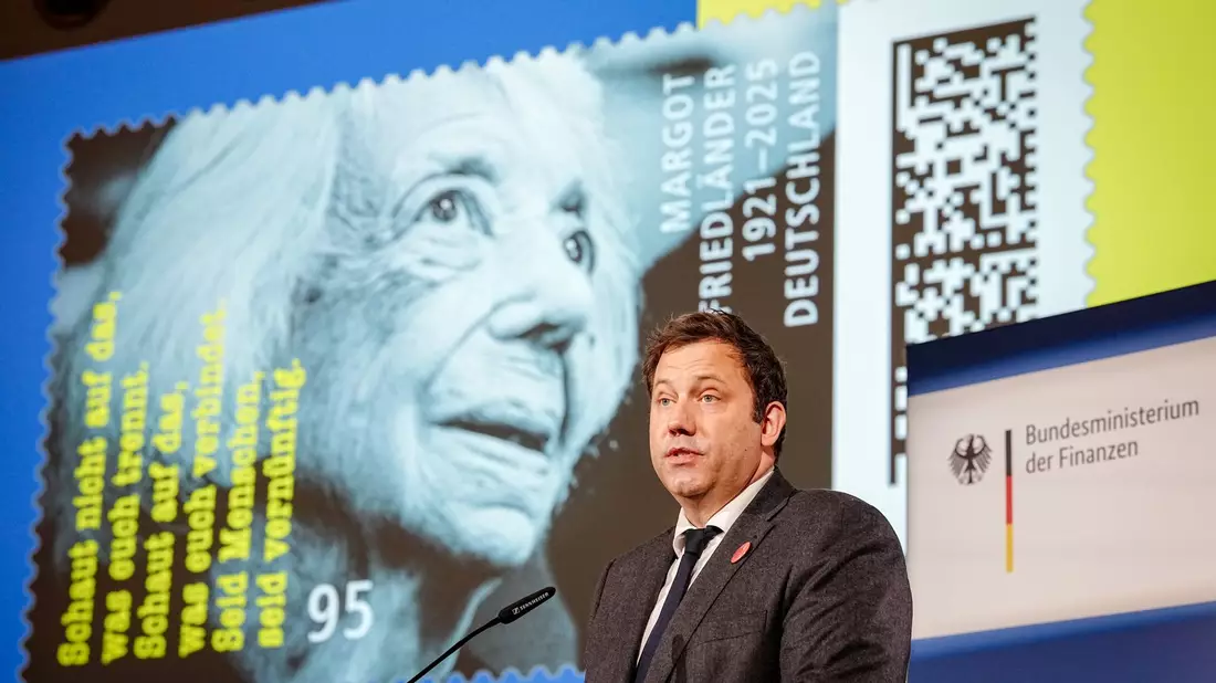 Zu Ehren von Margot Friedländer (1921-2025) wurde eine Sonderbriefmarke herausgegeben.  - Bild: Kay Nietfeld/dpa