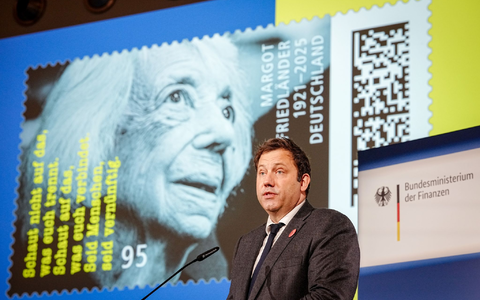 Zu Ehren von Margot Friedländer (1921-2025) wurde eine Sonderbriefmarke herausgegeben.  - Foto: Kay Nietfeld/dpa