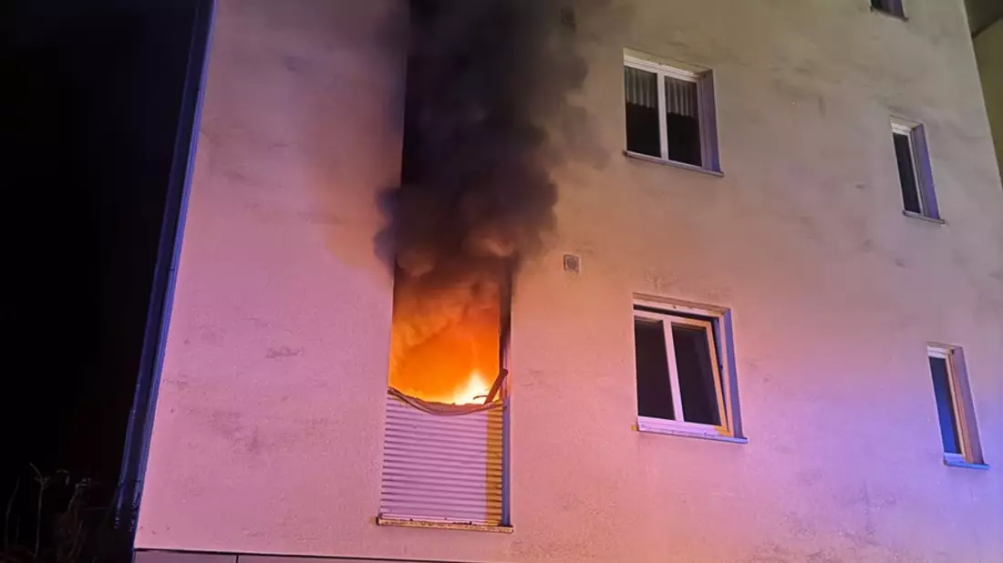 FW Mettmann: Wohnungsbrand in einem Mehrfamilienhaus - Bild: presseportal.de